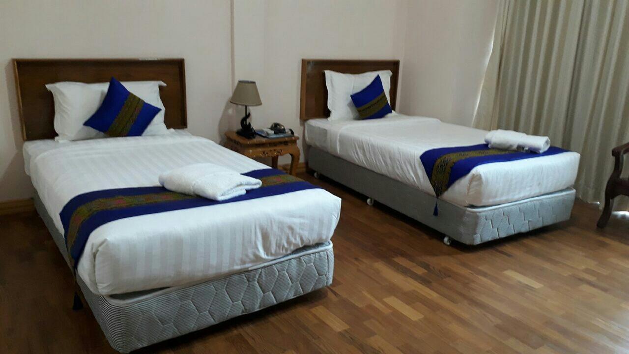 Famous Hotel Loikaw Exterior photo